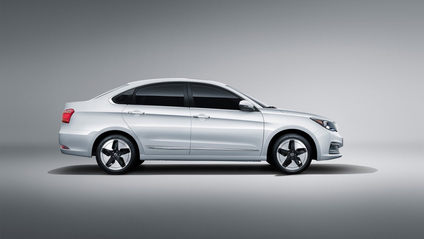 Dongfeng E70 in white, side view