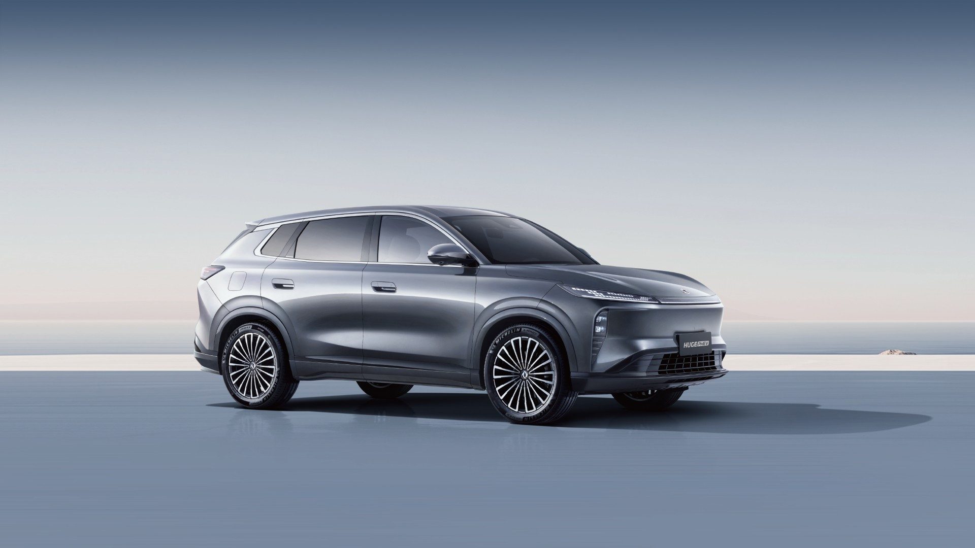 Dongfeng Huge Hybrid, Plug-in hybrid version in grey, front three-quarter view