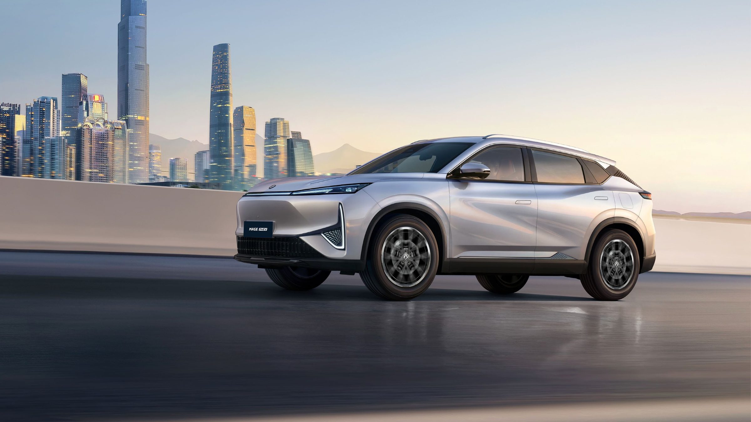 Dongfeng Mage Hybrid & EV, Plug-in hybrid version in silver, front three-quarter view