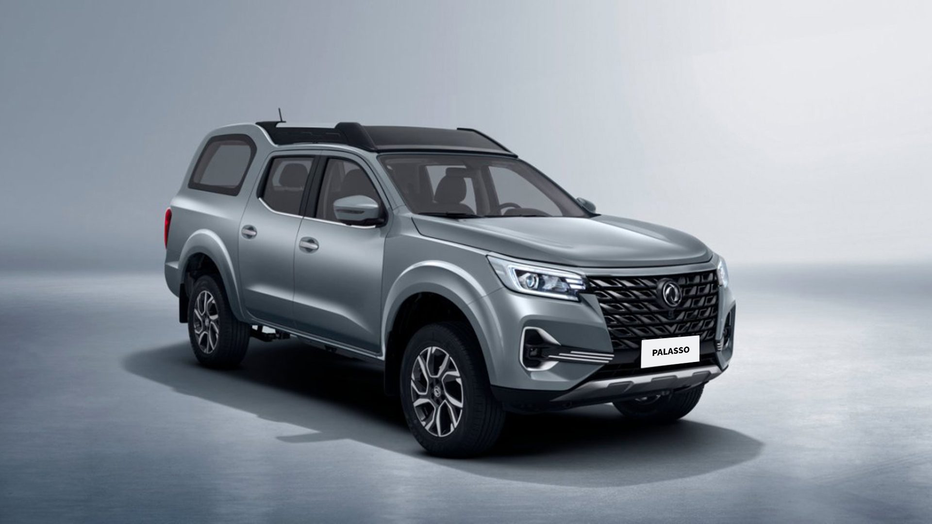 Dongfeng ZNA Palasso in silver, front three-quarter view