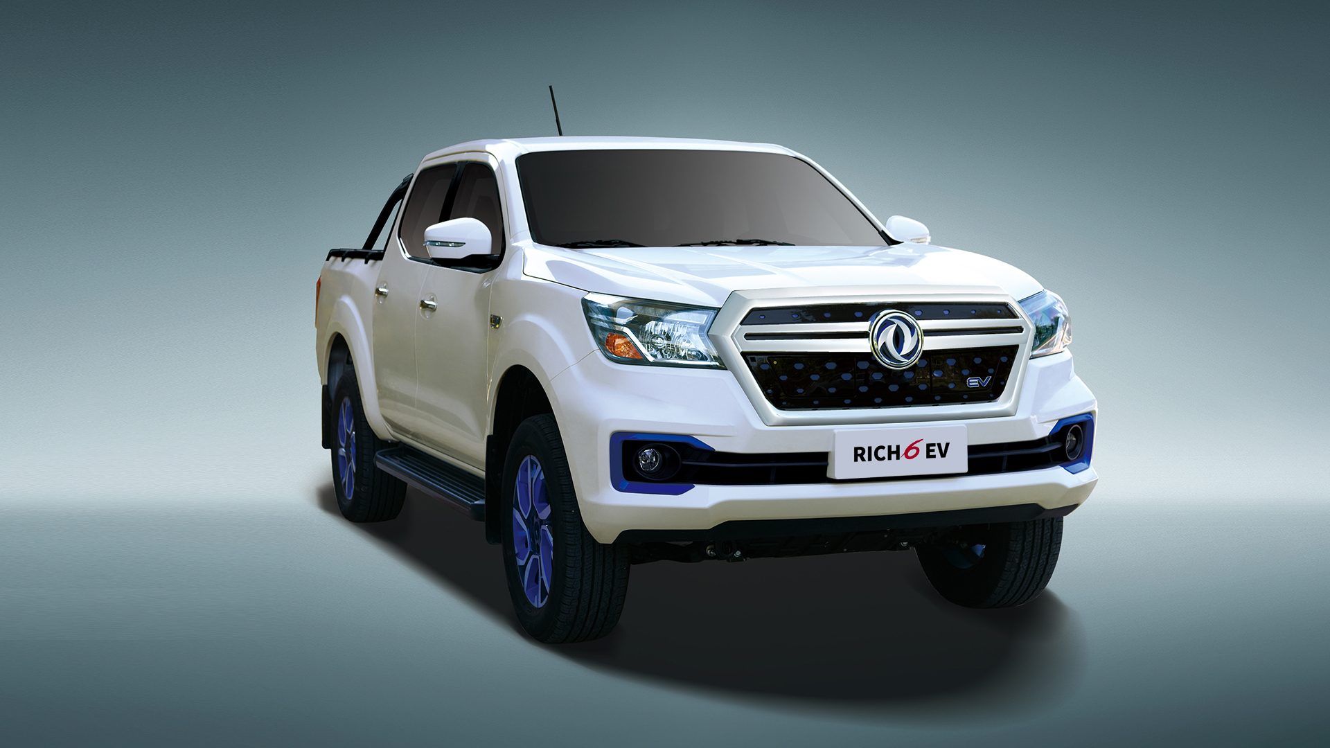 Dongfeng ZNA Rich 6 EV in white, front three-quarter view