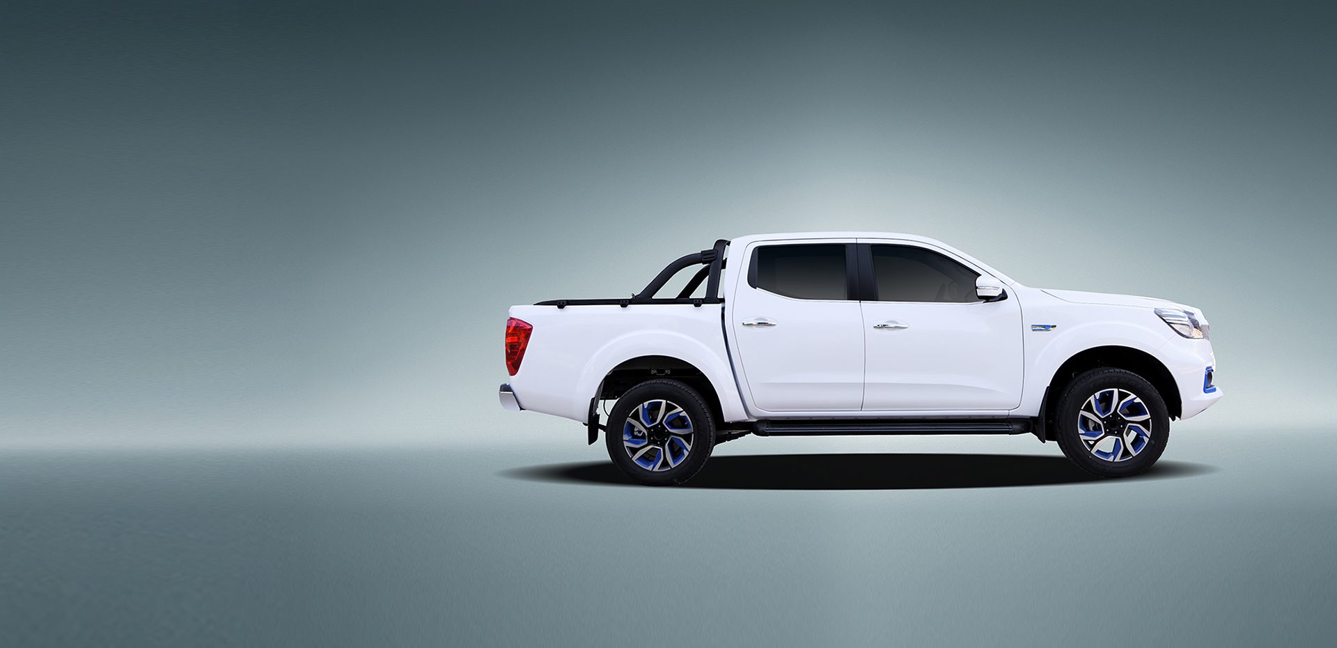 Dongfeng ZNA Rich 6 EV in white, side view