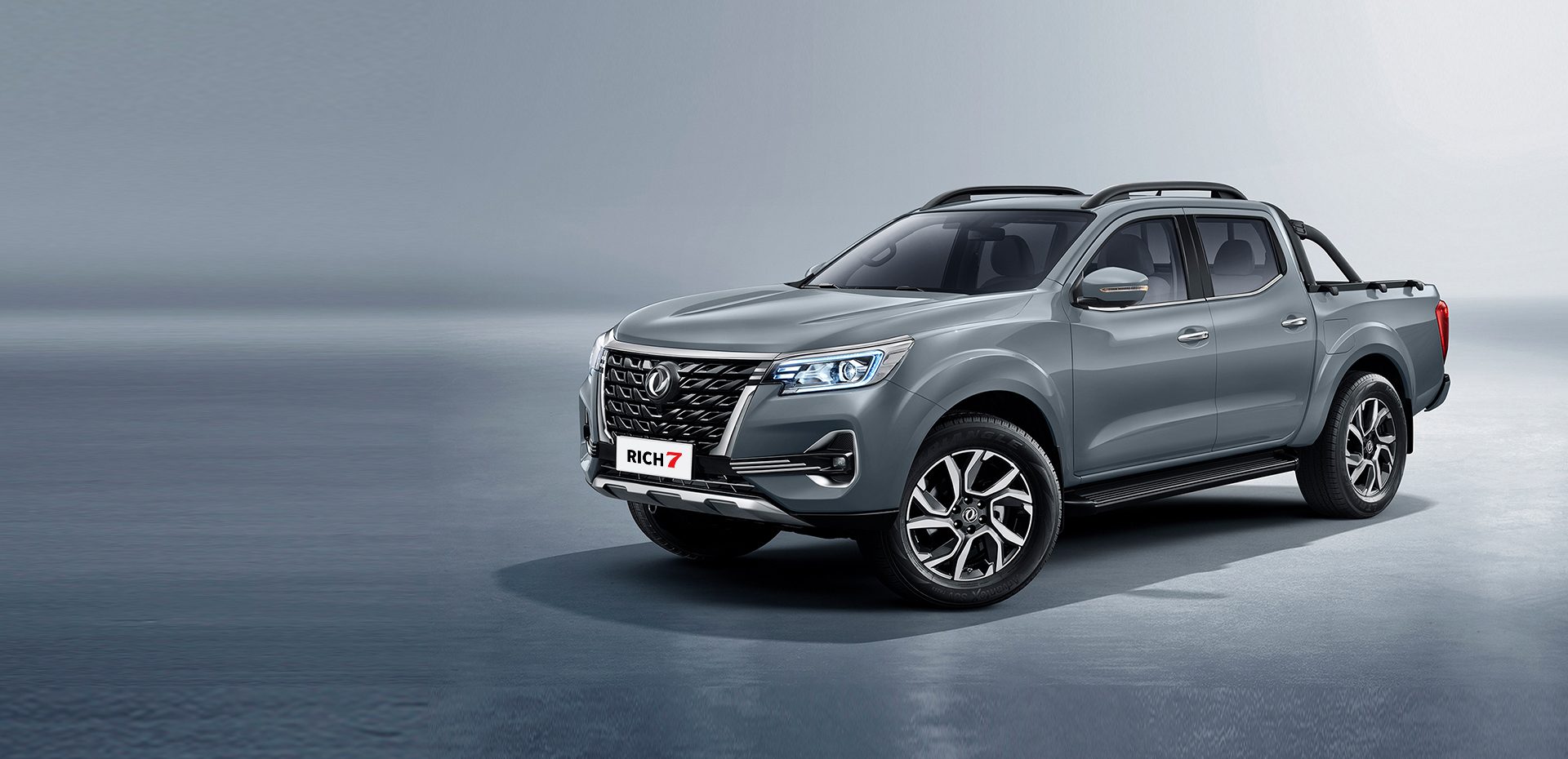 Dongfeng ZNA Rich 7 in grey, front three-quarter view
