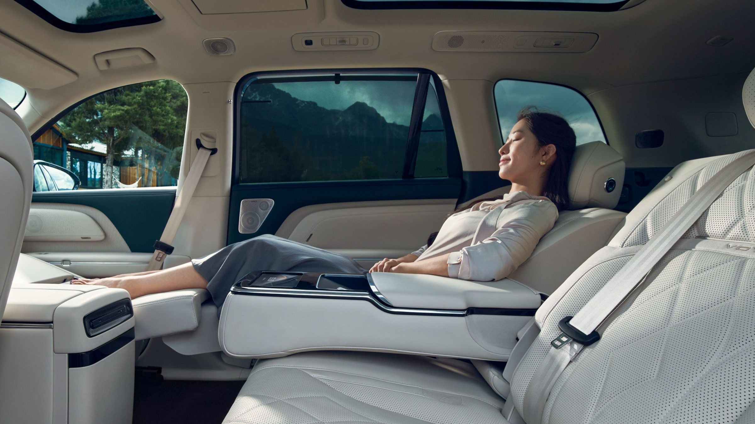 VOYAH Taishan X8 cabin, second-row seat