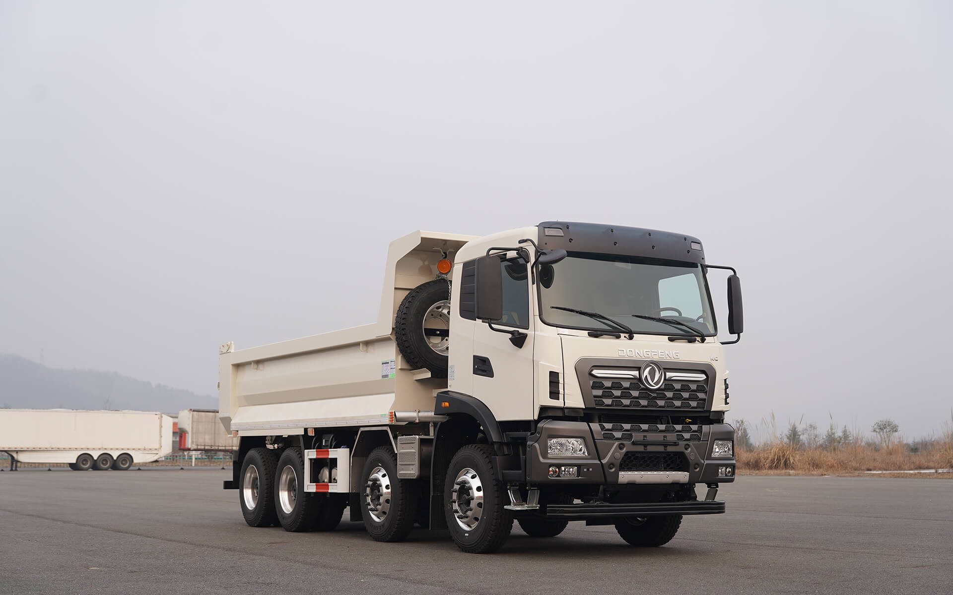 Dongfeng KC PLUS 8x4 tipper in white