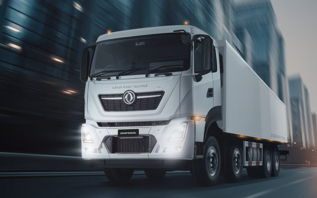 Dongfeng KL PRO heavy box truck at night
