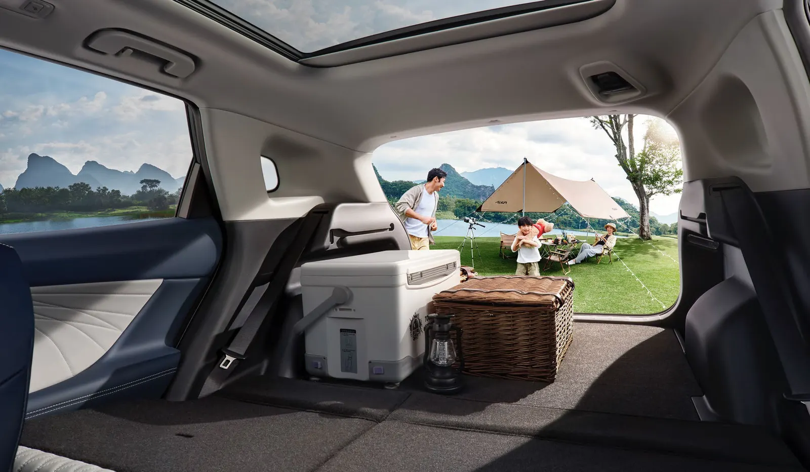 Load space of the Dongfeng Huge, rear seats folded