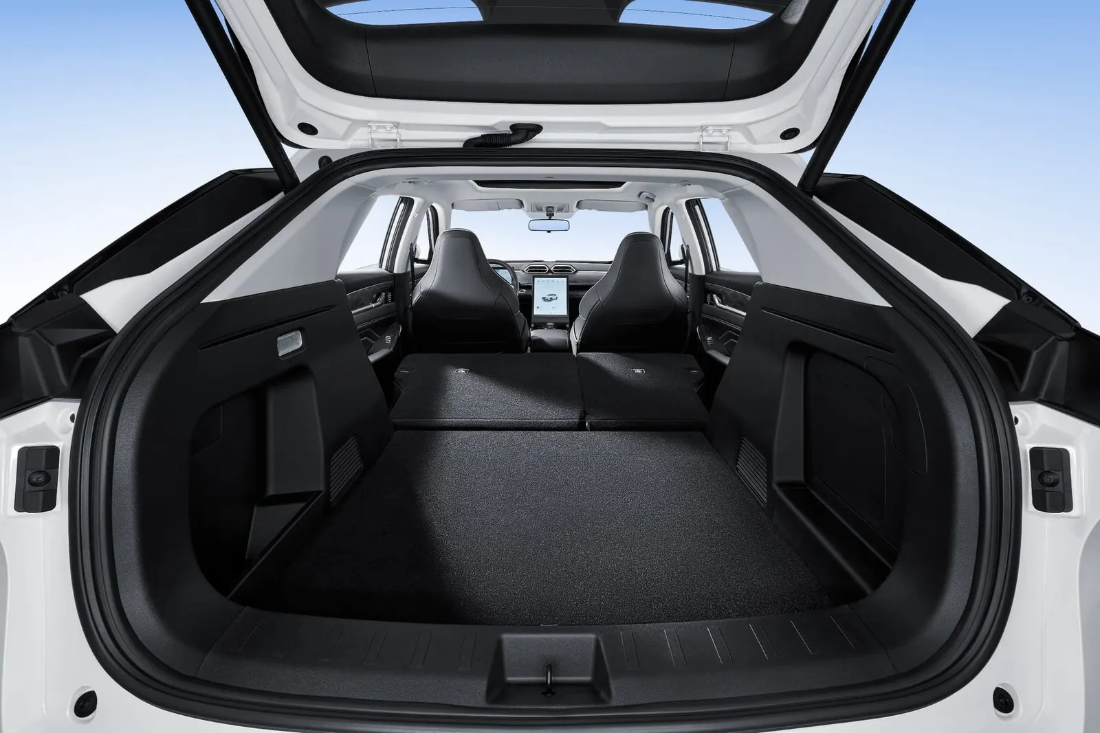 Load space of the Dongfeng Mage, rear seats folded